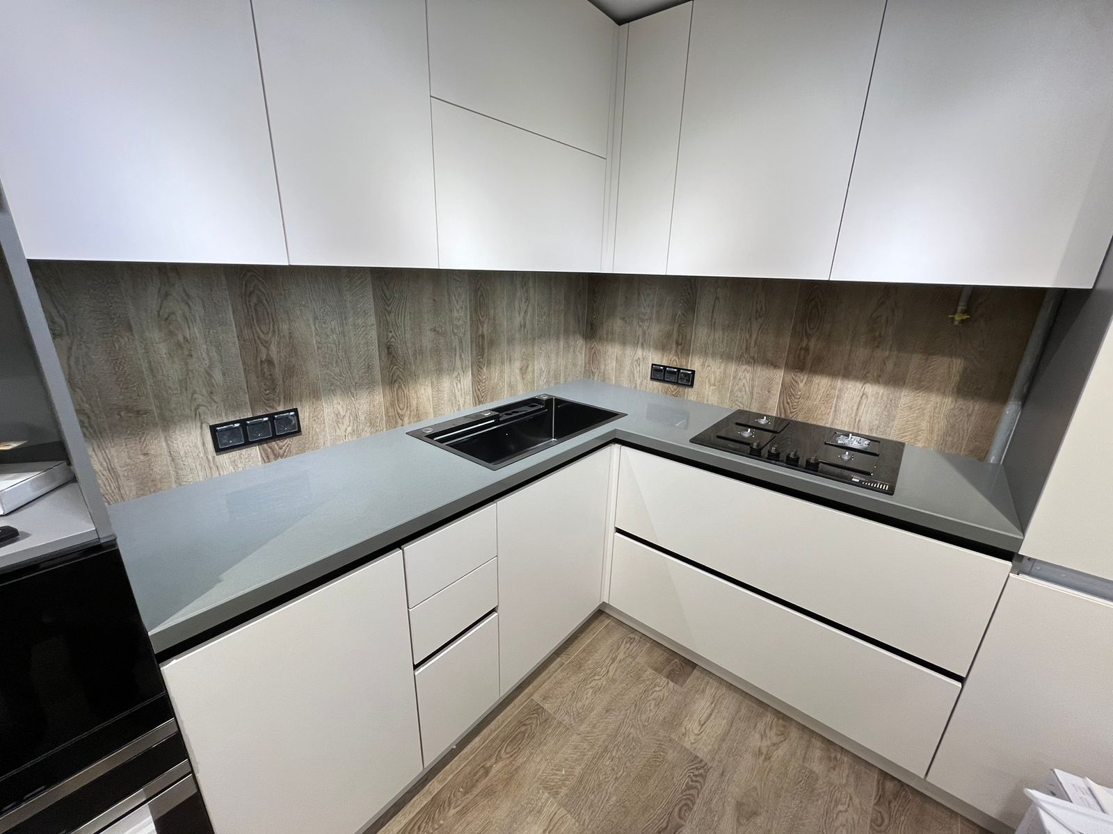 Г-образная столешница из кварцевого агломерата