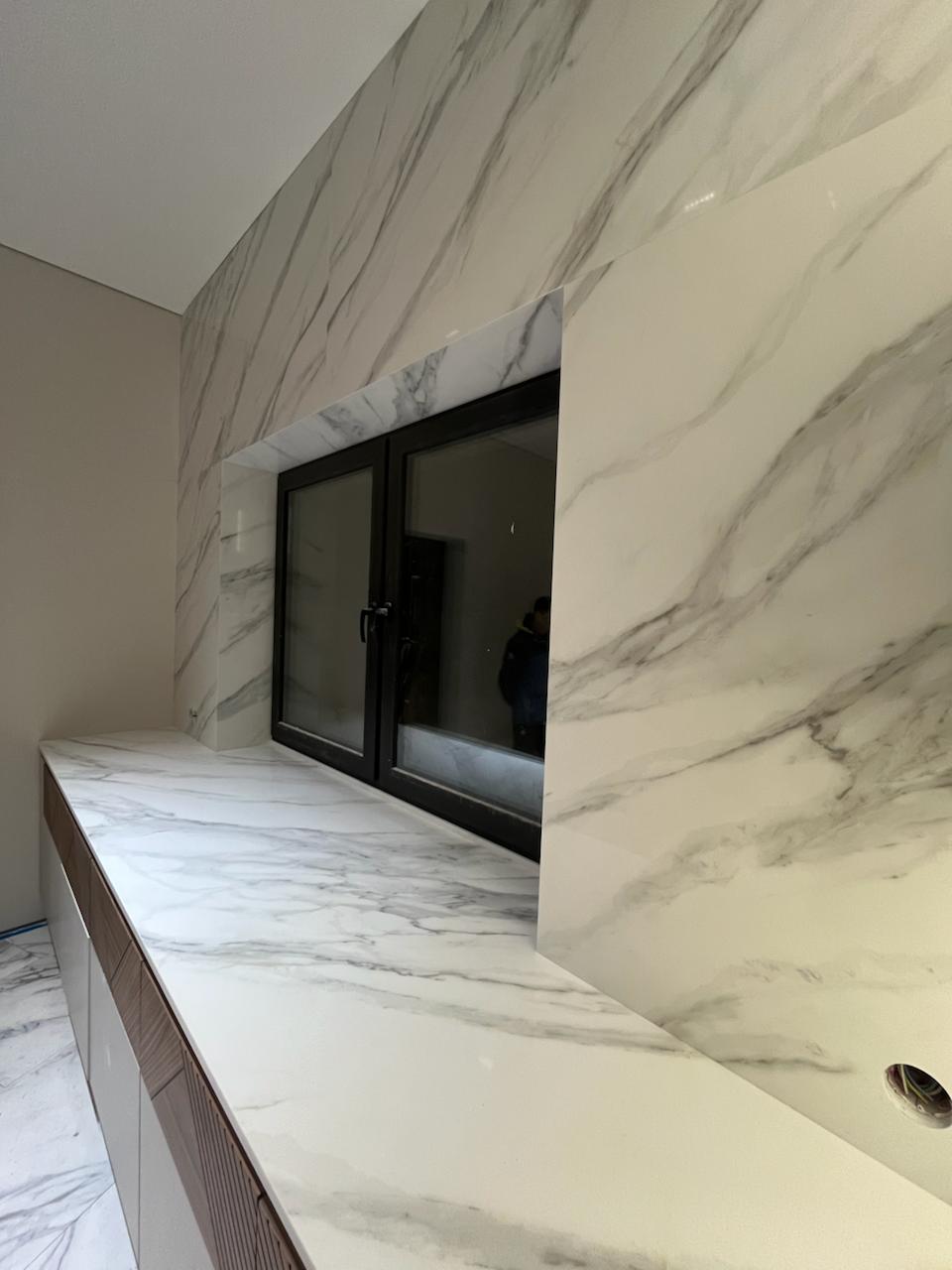 Кварцевая столешница и стеновая панель под мрамор — работа GreenCool-Stone